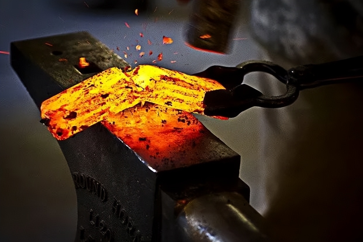 削铁如泥的宝刀怎么淬火练成的,为什么钢铁淬火之后那么硬了