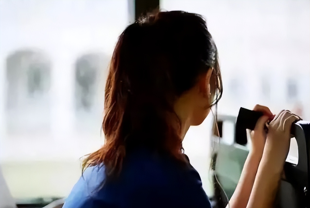 情侣一个月生活费1500女生变化,一个月750生活费