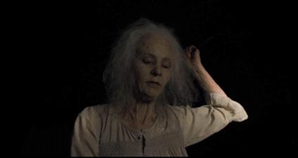 白发老妇在血色中“一夜回春”?通过杀戮释放欲望,只能说太奇葩