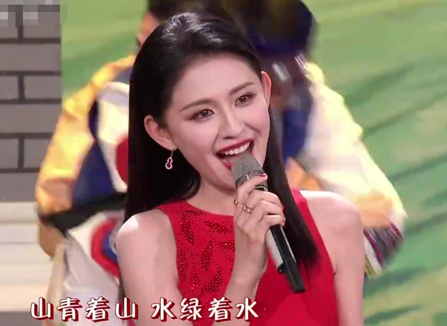 宋轶央视春晚公主半扎发,宋轶春晚服装