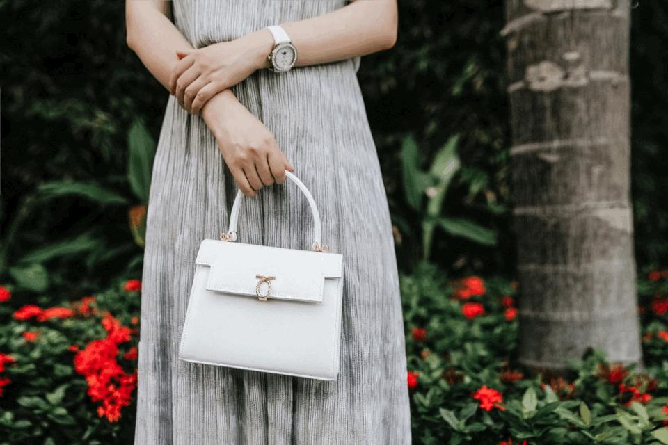 英国女王最喜欢的包包牌子,英国女王拿的包包价格