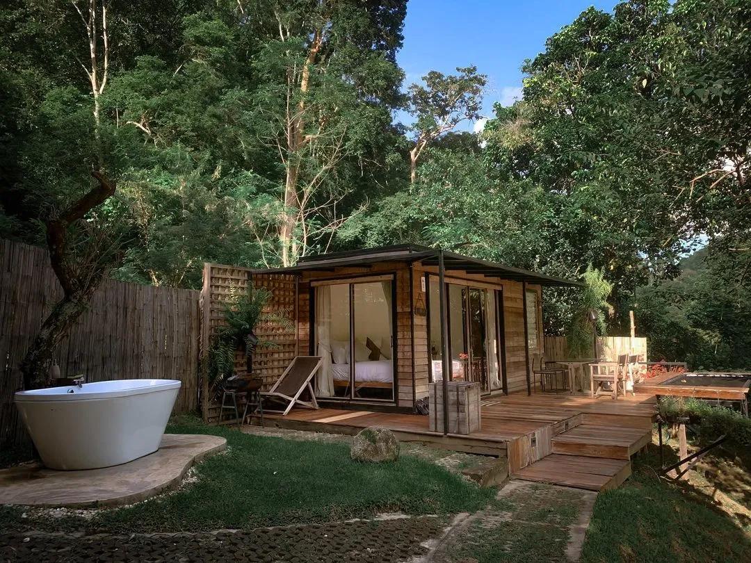 StayWildCafe在清迈瀑布附近设有木制小屋，非常适合逃离城市