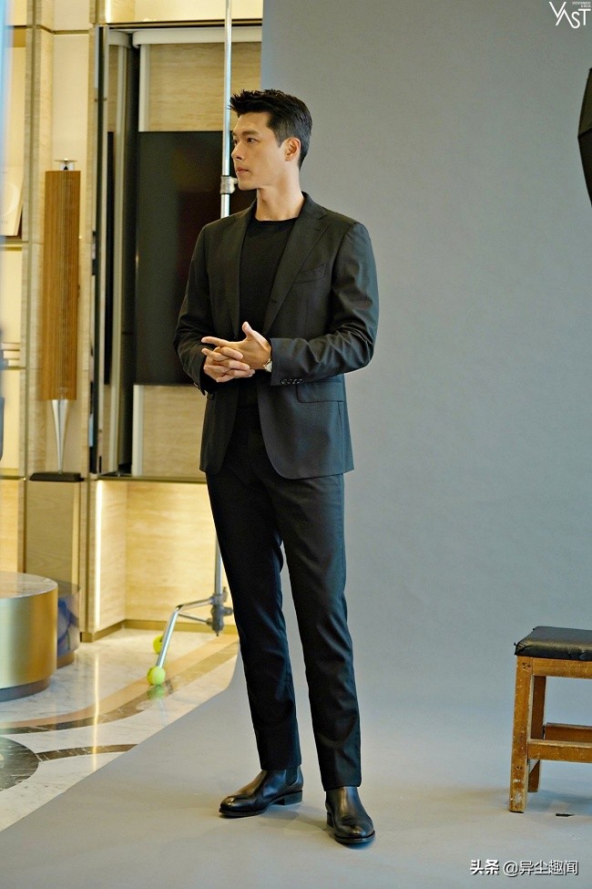 玄彬2022年最新「37张帅照」释出！禁欲白西装VS坏坏黑皮衣