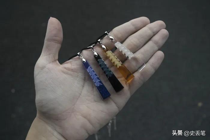 他将蛇骨做成戒指和首饰，最高一件可以卖到1500万越南盾