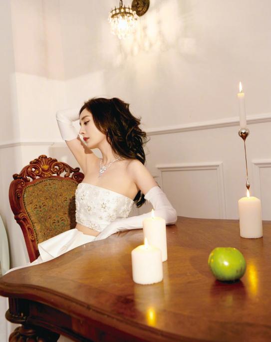 杨幂露脐装时尚,杨幂穿黑色露脐装现身机场