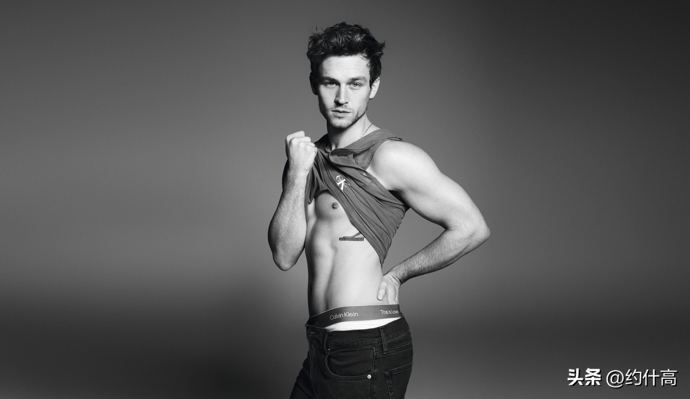 新锐同志帅哥成CalvinKlein新宠,变身*裤内**男神代言“骄傲”活动