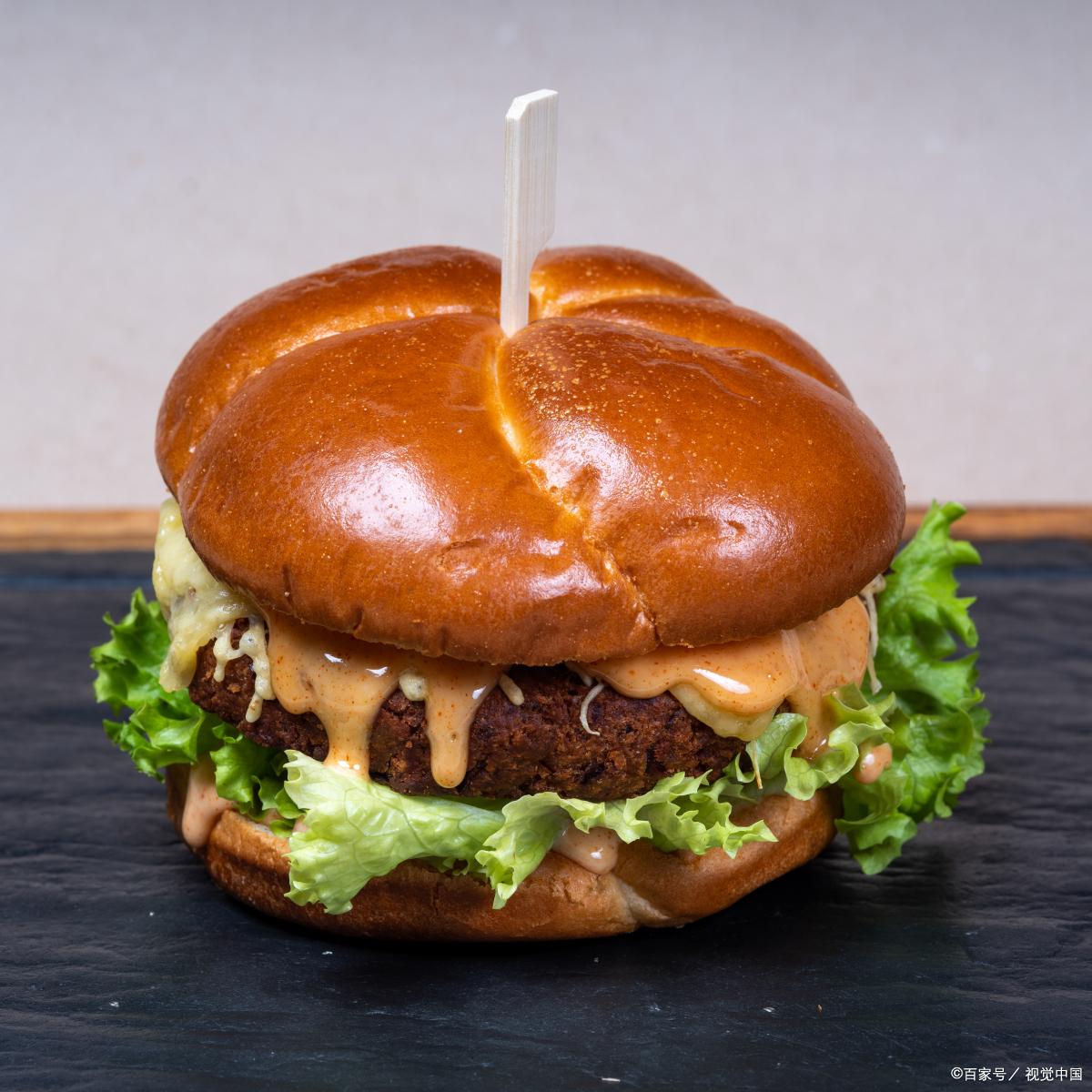 生日蛋糕都吃过，那么生日汉堡呢？继续探究炸鸡汉堡差异化运营