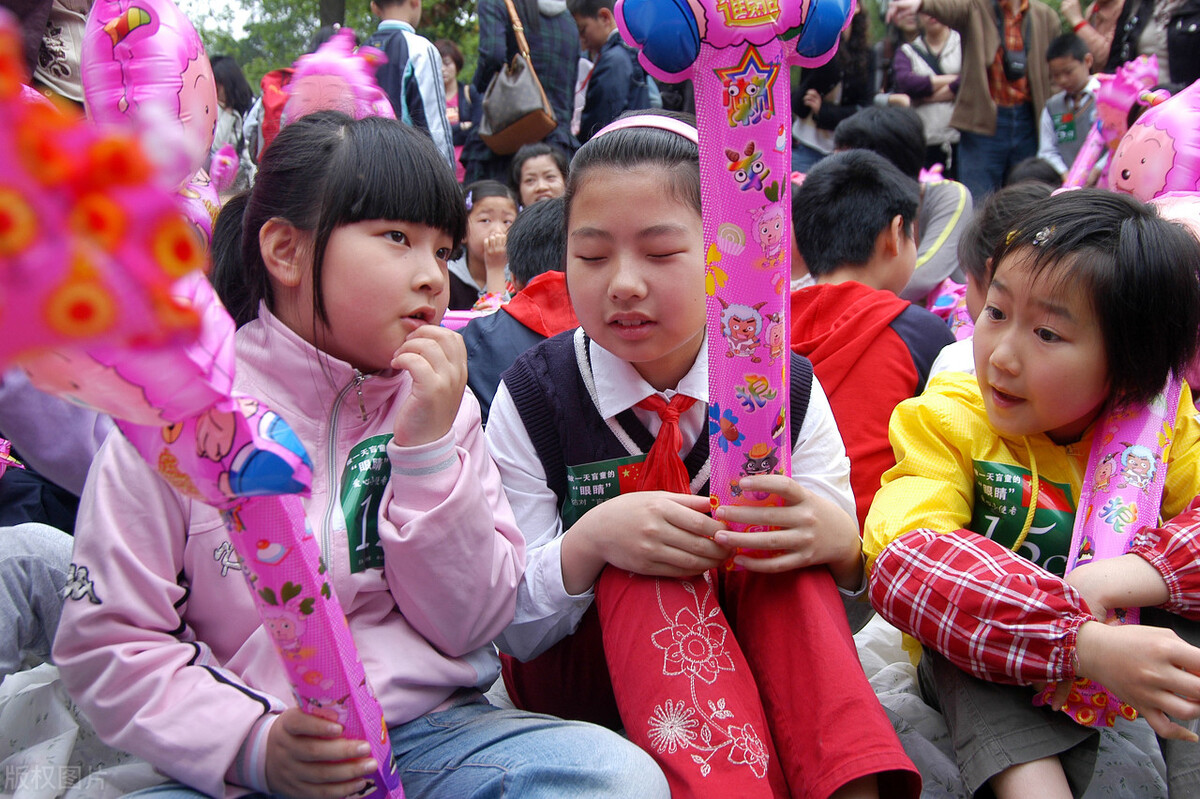 孩子羡慕同学零花钱多,孩子总是羡慕别人家有钱