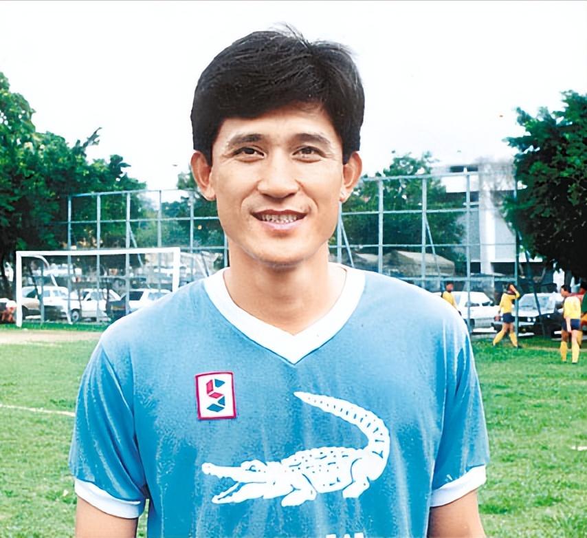 香港足球队黄日华踢人是真的吗,陈百祥对黄日华踢球看法