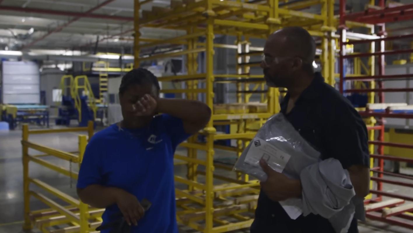 美国工厂流水线工人一个月多少钱,美国穷人上班