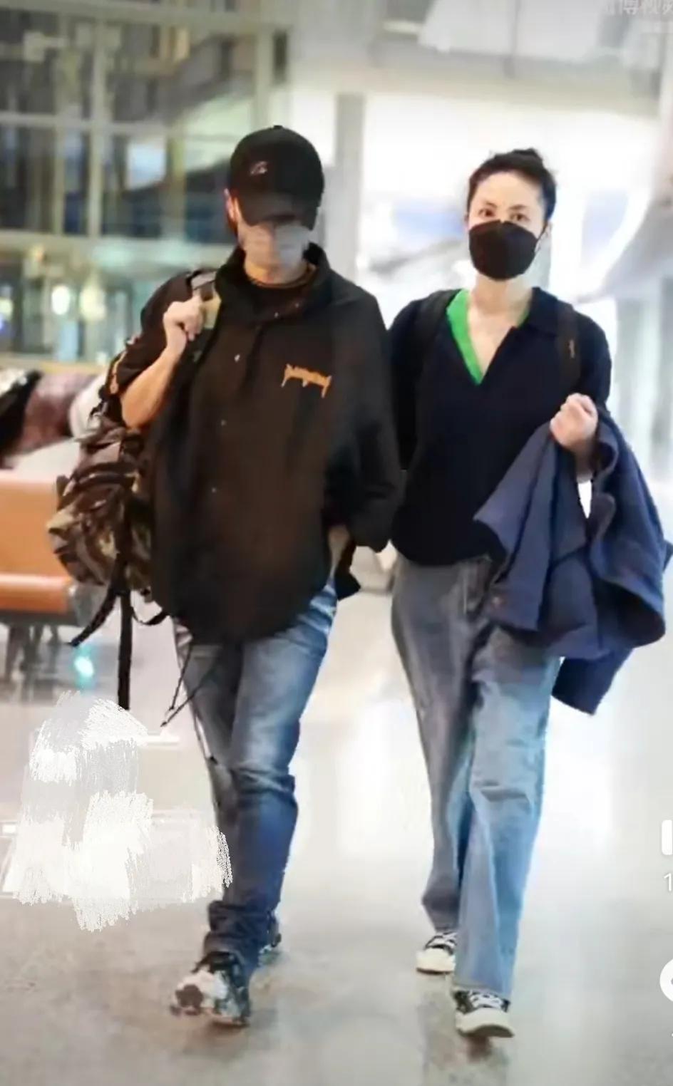 谢霆锋和王菲高调秀恩爱,王菲谢霆锋机场秀恩爱视频