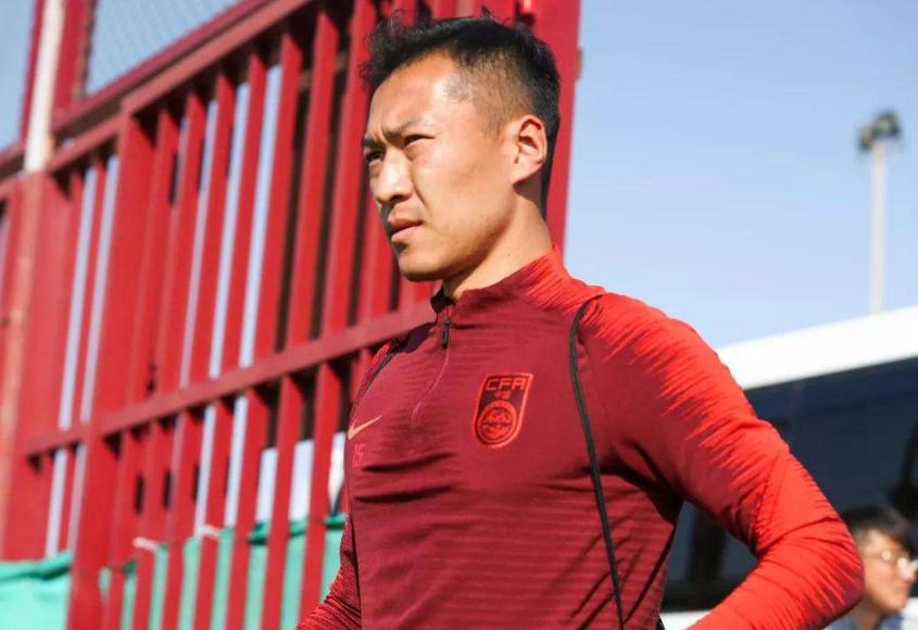 吴曦凌空射门对阵日本,国足对战越南吴曦缩头避球