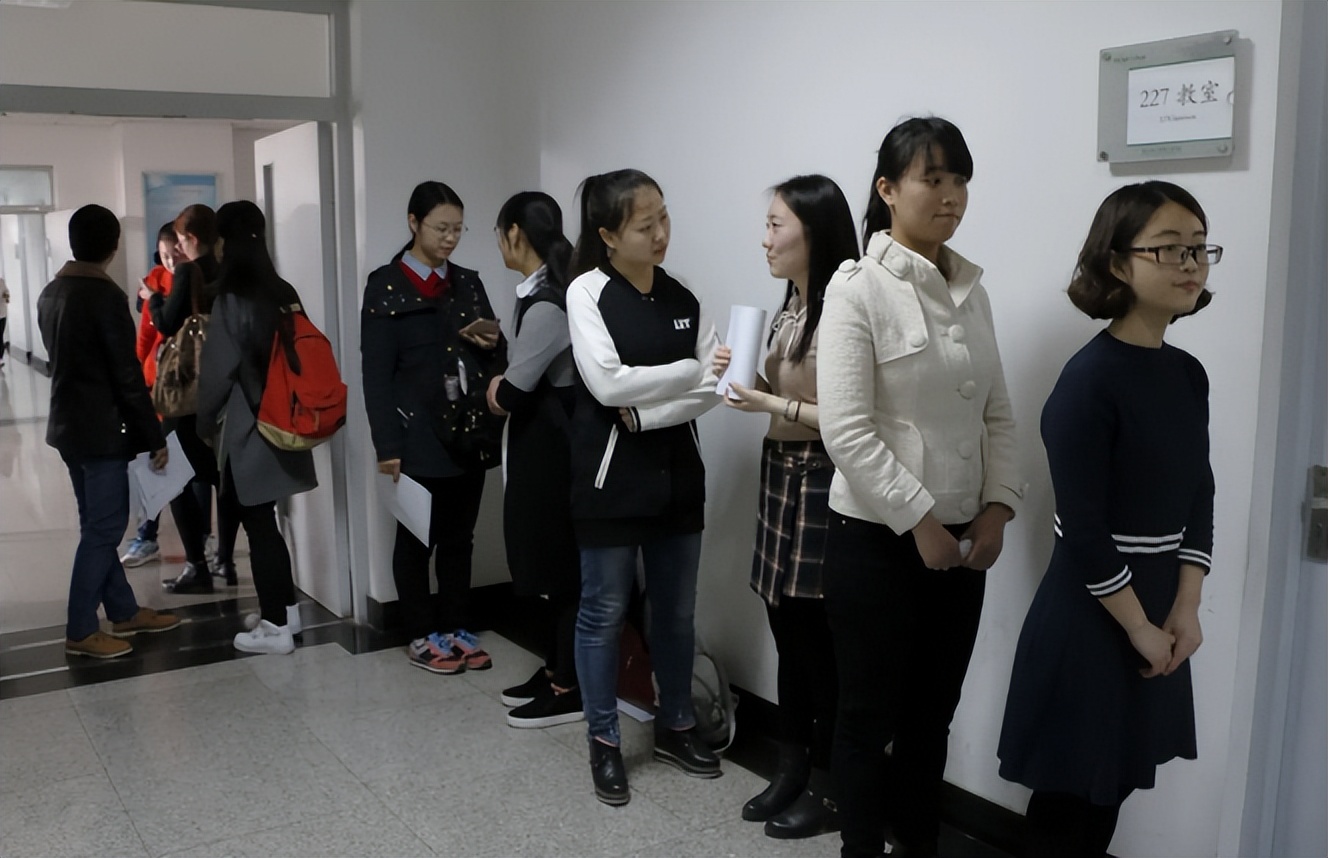 东南大学硕士毕业生月薪不到5000，感叹大学白念了，母校无辜背锅