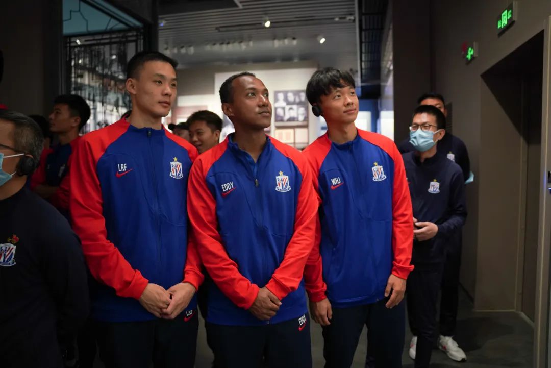 申花一线队集体瞻仰*共中**一大会址重温*党**史牢记初心再起征程