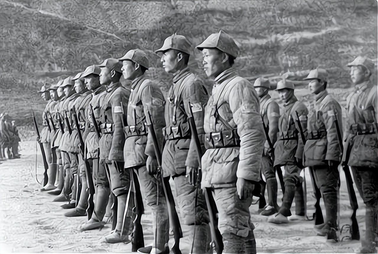 毛*东泽**抗战两本特殊的书，蒋介石看了都被征服：高级将领人手一册