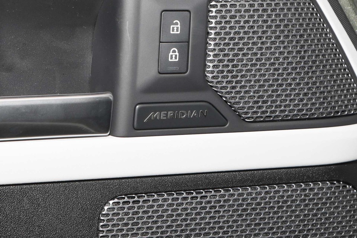 路虎卫士丐版越野能力,硬派越野舒适豪华路虎卫士