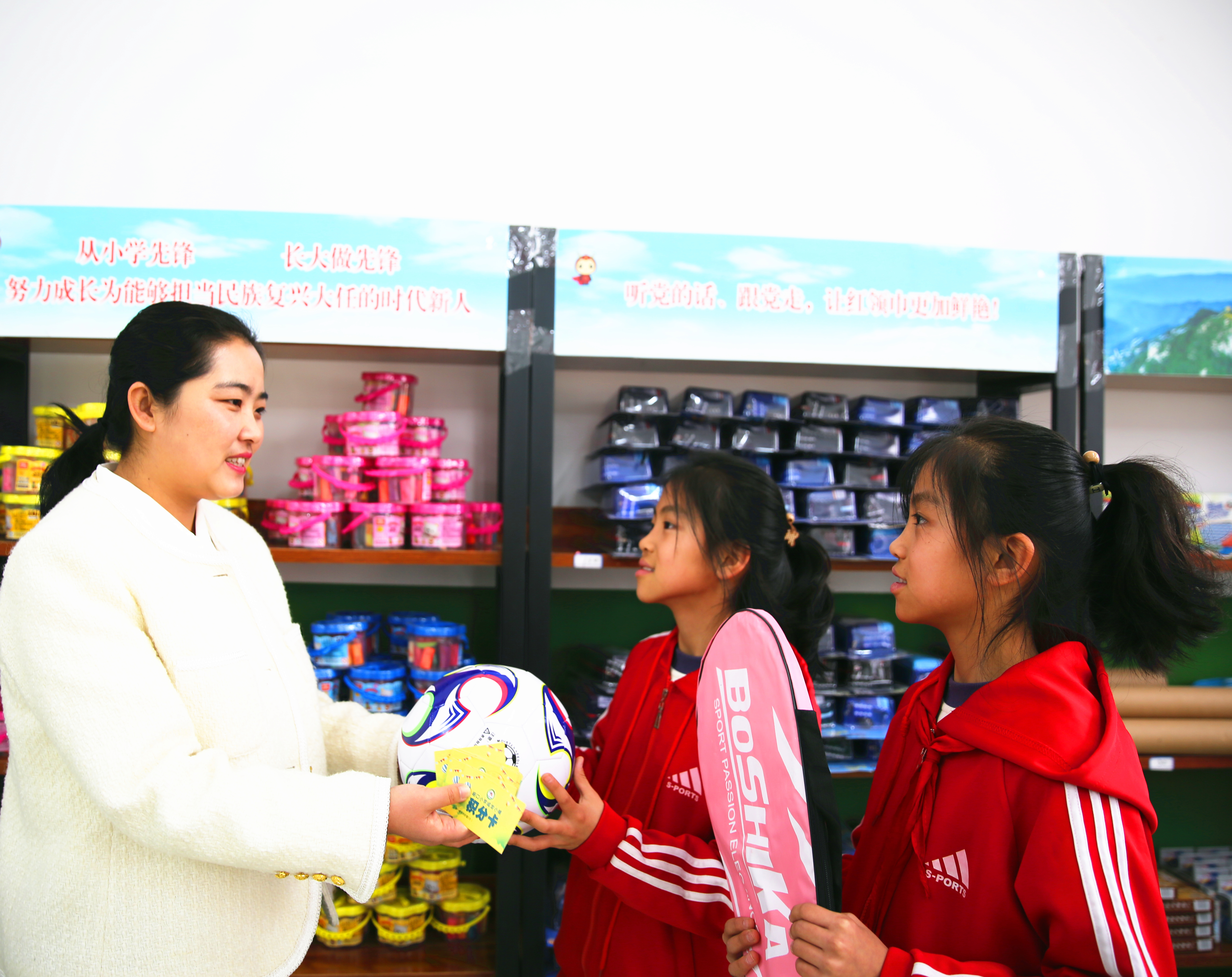 吕梁“成龙小铺”助力学生健康成长