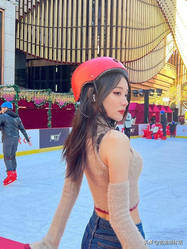 范志毅女儿综艺露脸,范志毅女儿穿露背装照片