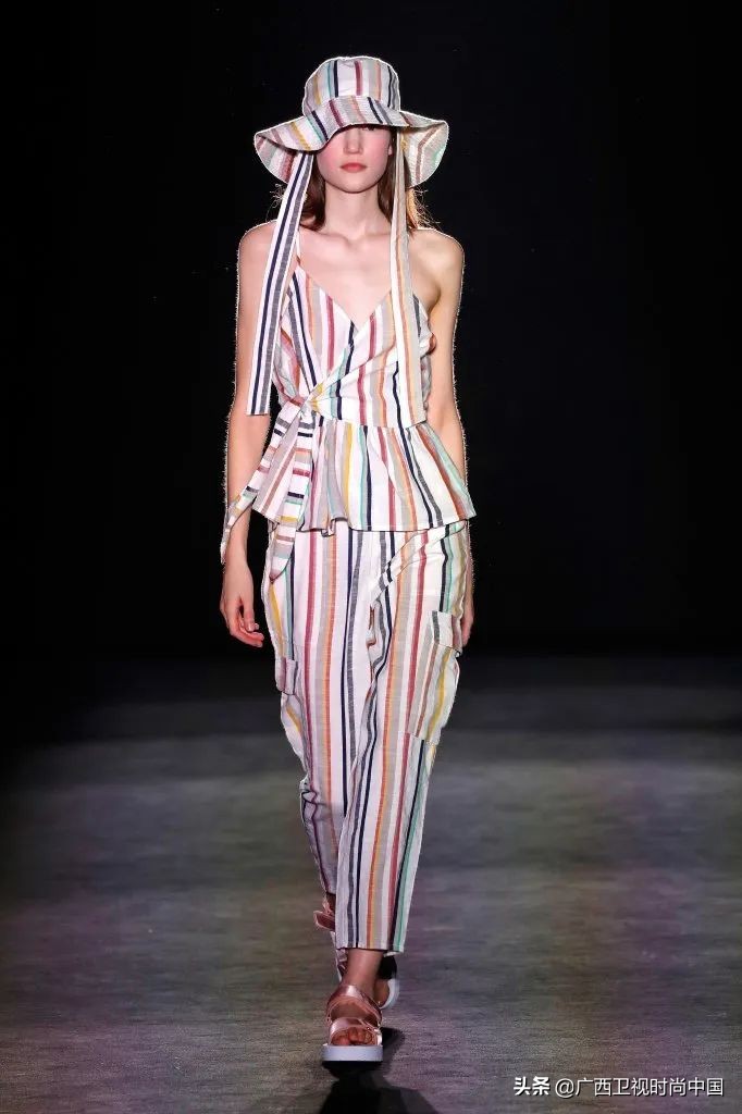 很热怎么穿,夏季天热怎么穿才够时尚