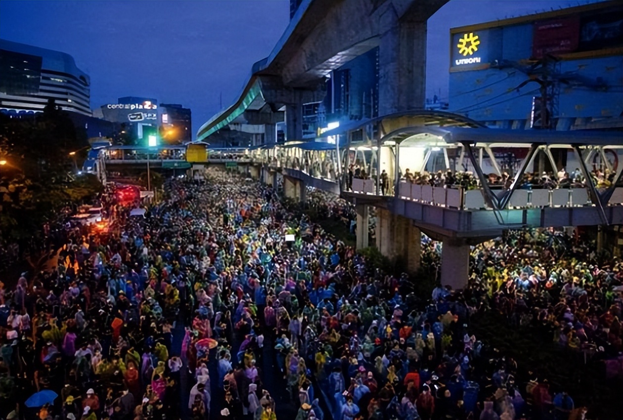 泰王玛哈夫妇最新消息,泰王玛哈奇葩作风