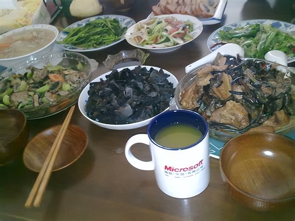 回娘家送礼被弟媳拿走,回娘家哥哥拿出女婿送的酒