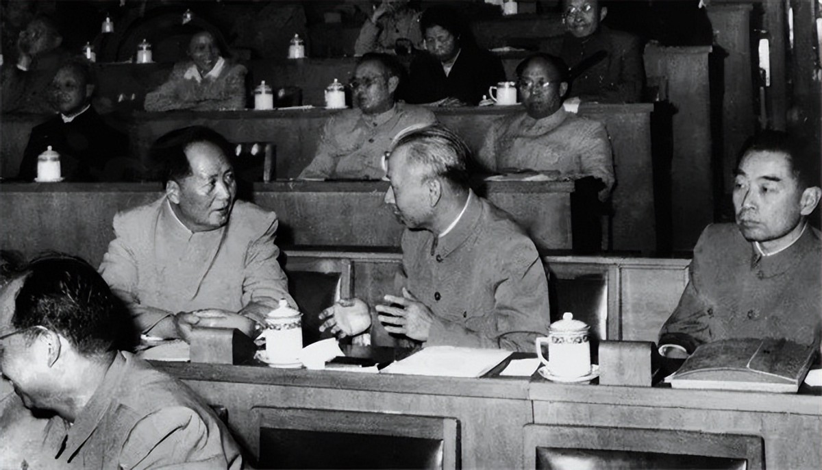 王光美回忆：为何*少奇刘**当选国家主席却没笑容？