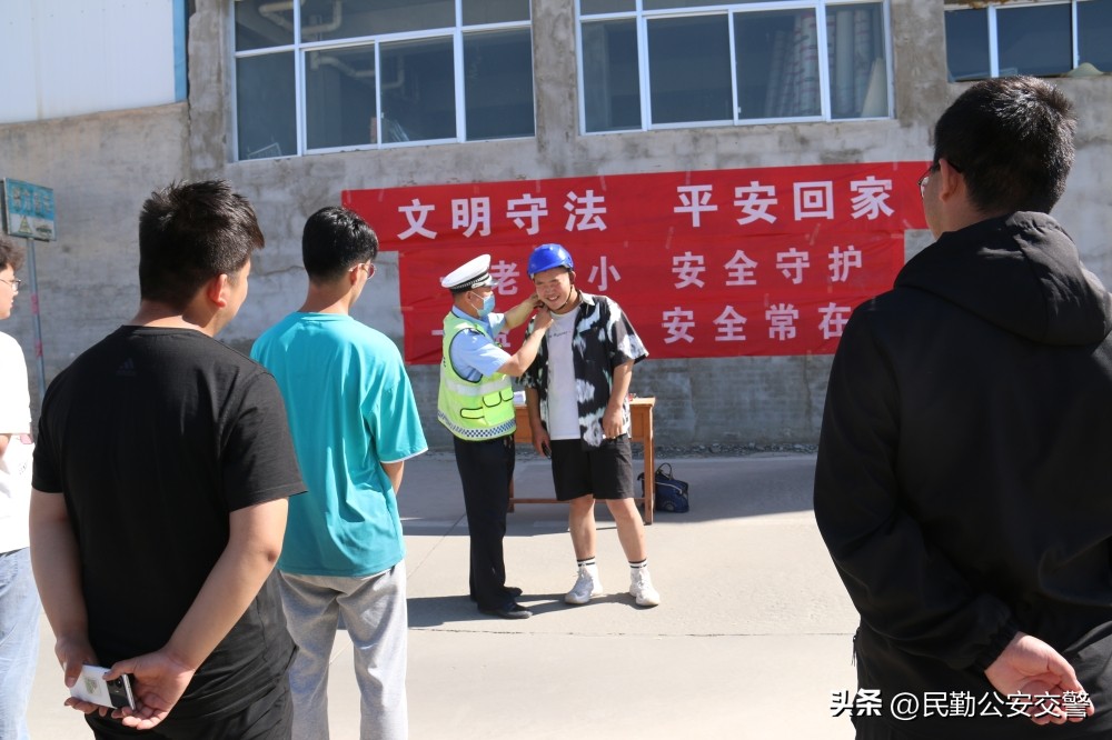 交警进驾校安全警示教育,消除隐患保安全交警清理僵尸车