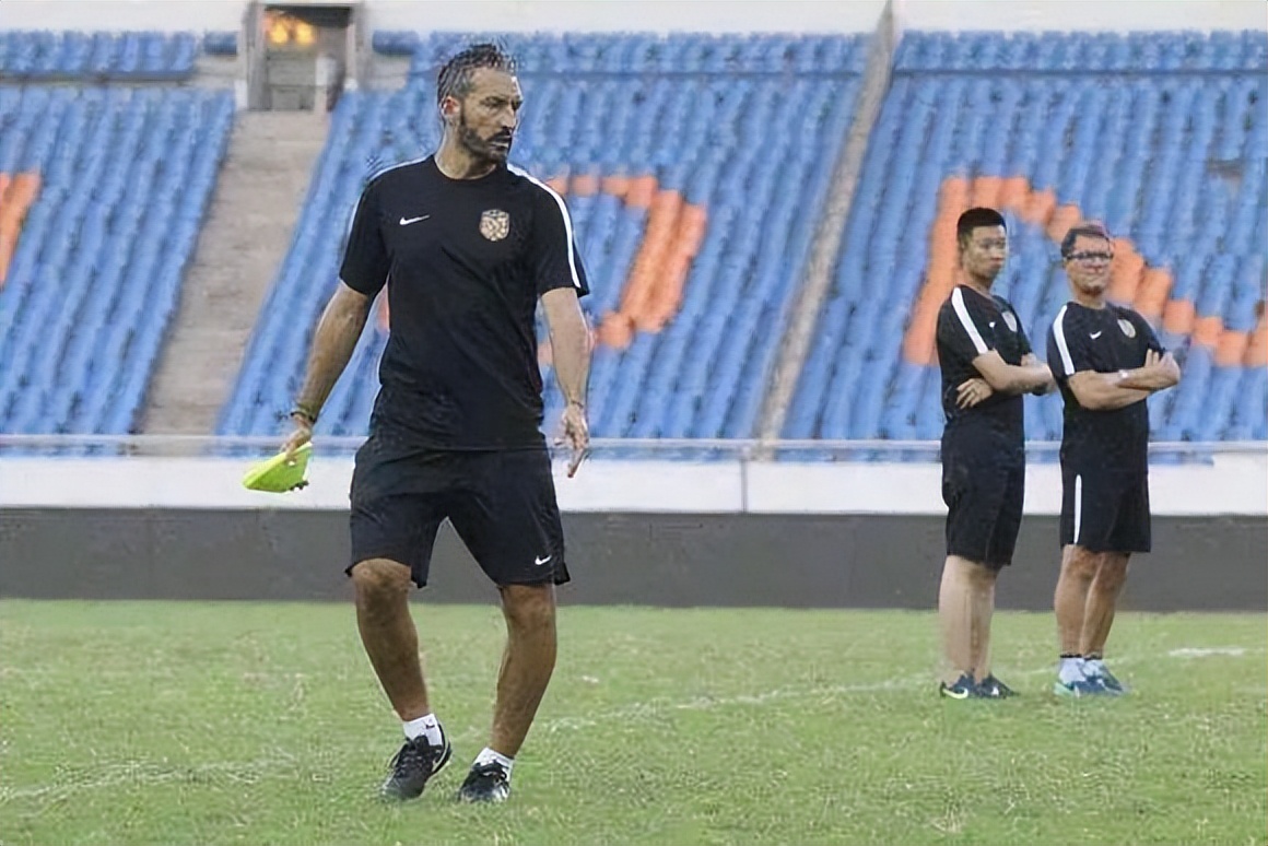 成龙是不是罗圈腿,何晴是不是罗圈腿