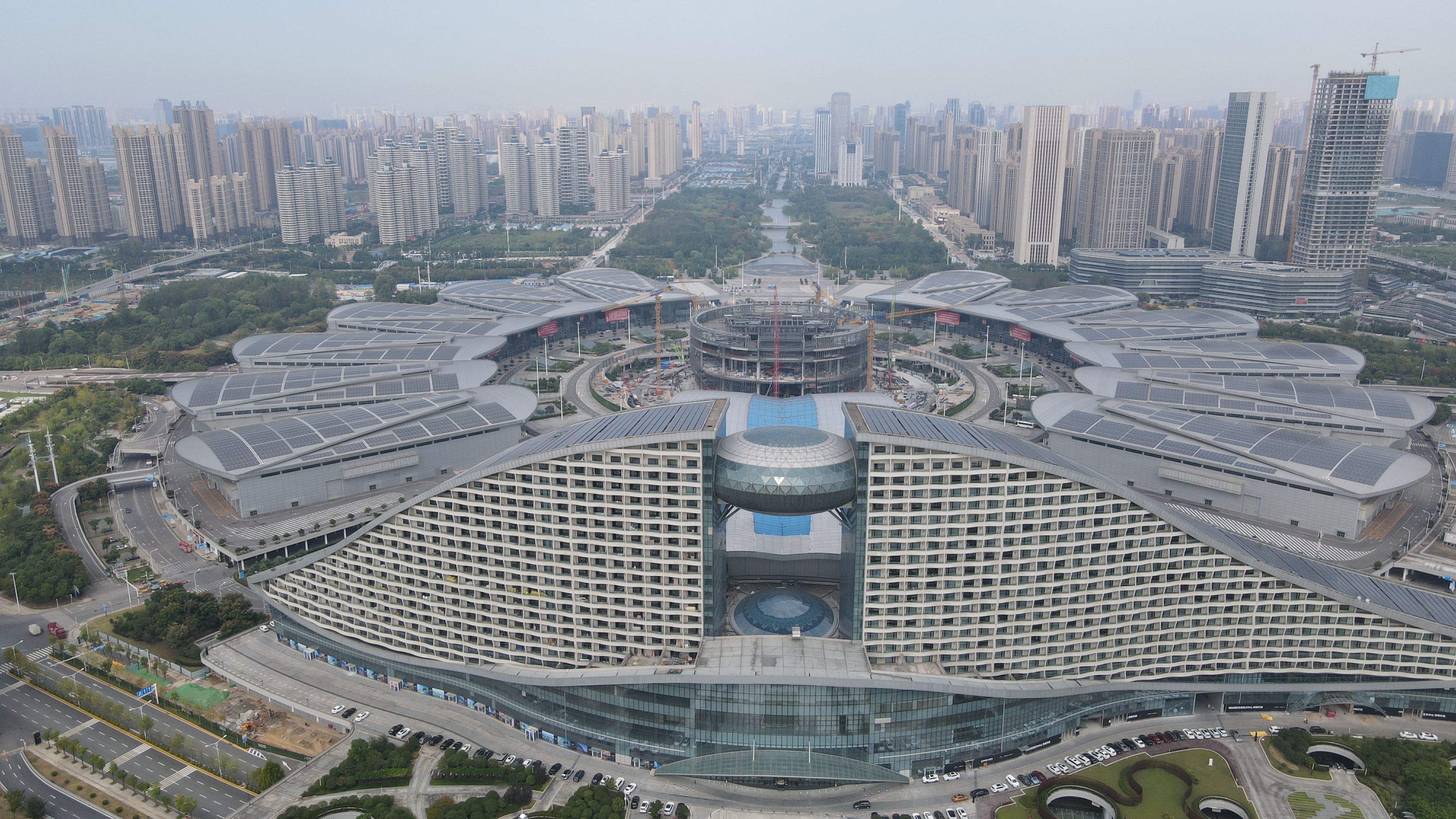 坚持城市管理提升城市市容,坚持精致城市建设理念