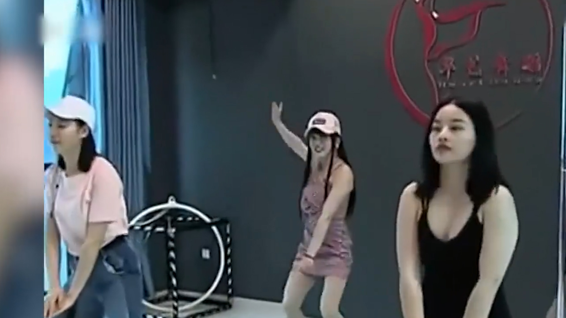 四川一男子扮女装,四川小伙沉迷女装