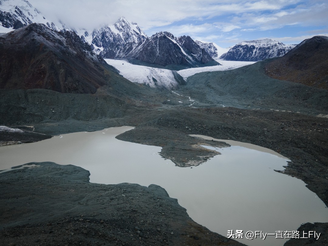 穿越博格达峰脚下冰湖之旅,徒步穿越新疆博格达峰