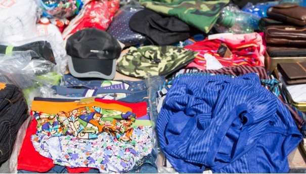 地摊上10元的衣服从哪里弄来的,地摊20元衣服为什么这么便宜