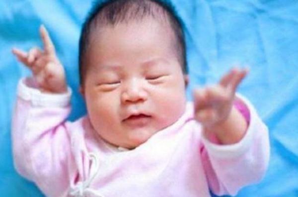 婴儿视力发育对照表一个月看几米,宝宝近视眼的症状图片