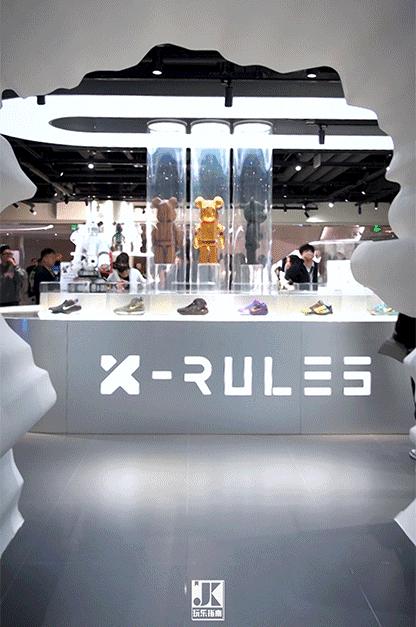 六位数玩偶、30万的AJ，免费送MOLLY，这家潮流店“很来事”