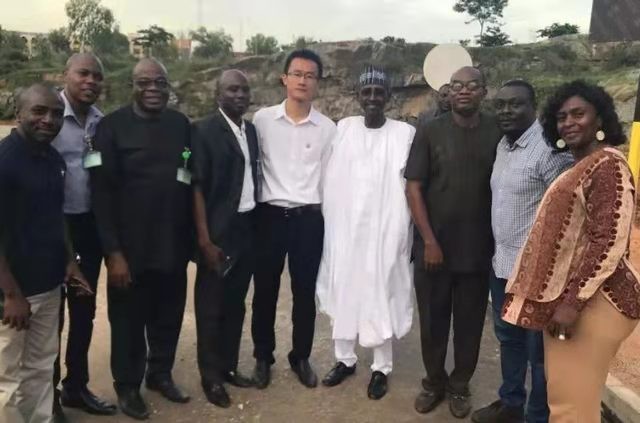 两年前河南小伙意外当非洲酋长，封地百亩老婆随便娶，如今已回国