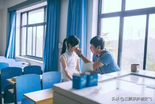 21岁小伙不顾父母反对，向49岁辅导员示爱，不料成就一番美好姻缘