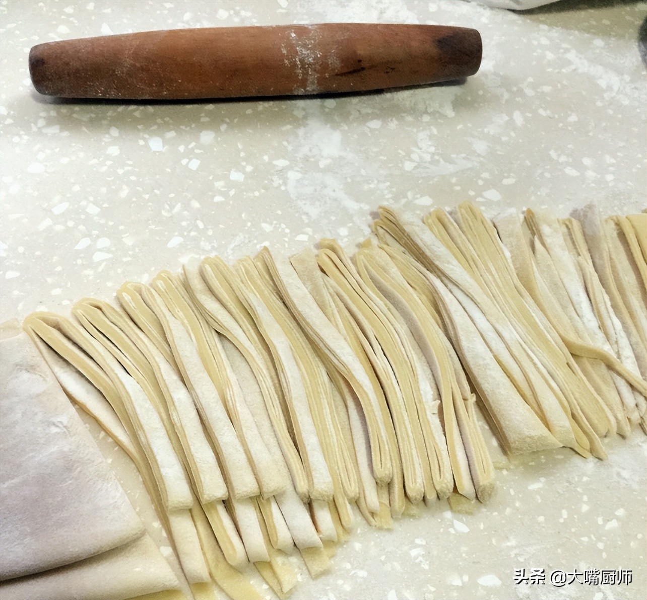 手擀面怎么和面才松软才好吃,做手擀面怎样和面好吃