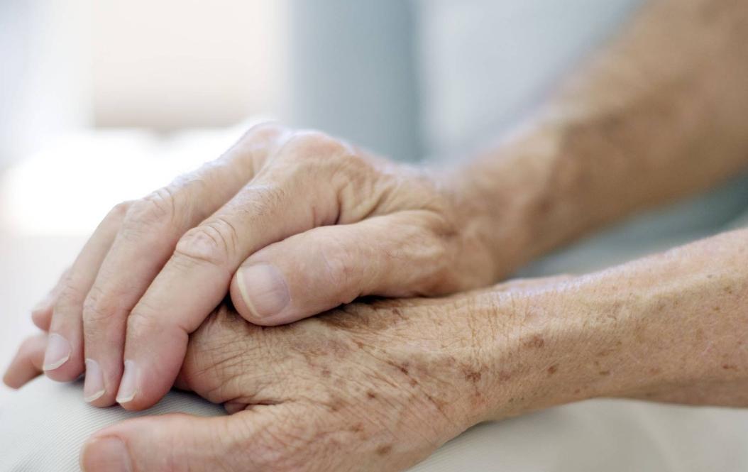 红霉素软膏与姜末祛老年斑有用吗,红霉素软膏能淡化老年斑吗