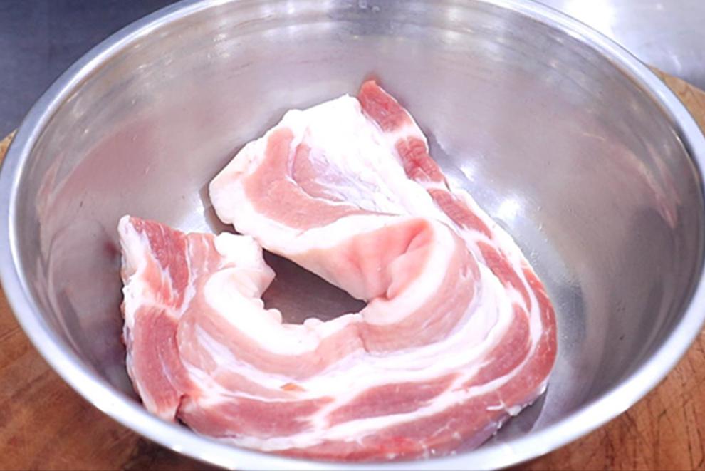 腌腊肉没有太阳都起了白色的霉,腌腊肉21天长霉是不是坏了