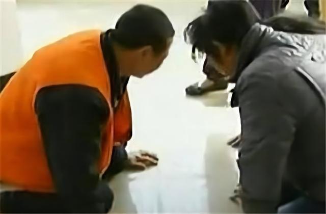 2011年单身岳母意外怀孕，后被掐死焚烧，女儿向犯人下跪表示感谢