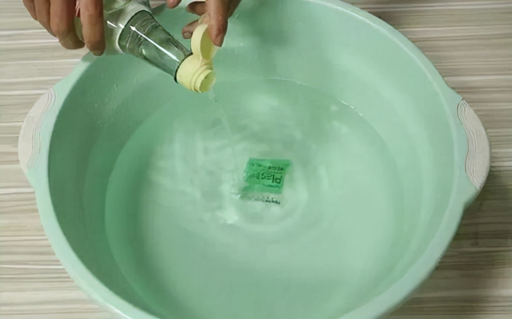 有颜色的衣服发霉了怎么洗掉霉斑,冬天的外套衣服发霉怎么洗掉霉斑