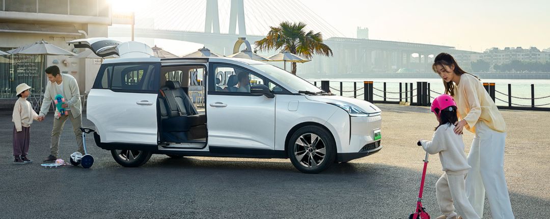 奔腾nat六座空间实测,出行伙伴奔腾nat让出行焕然一新