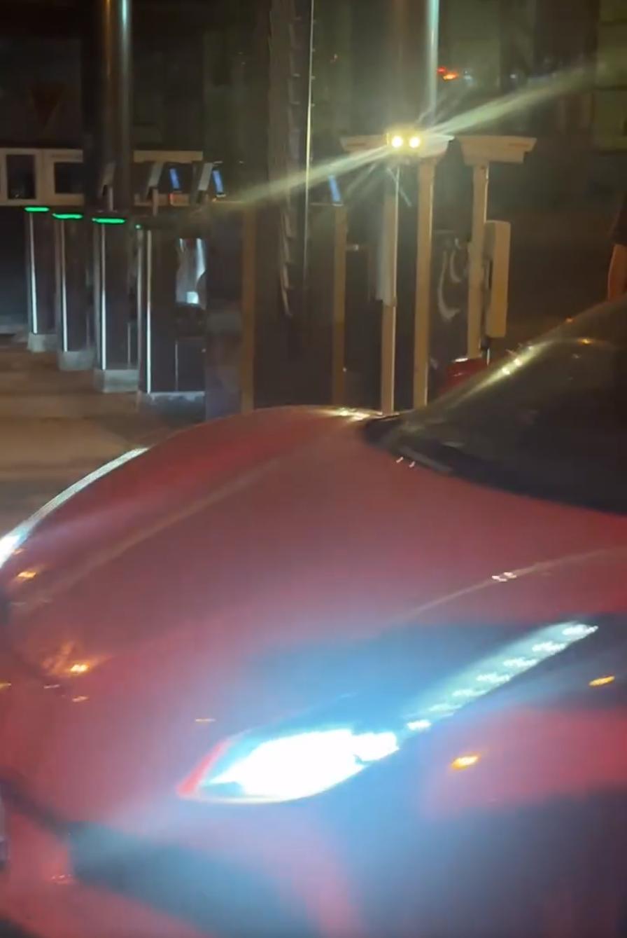 郭艾伦夺冠回沈阳机场穿的短裤,郭艾伦重回赛场观众欢呼声