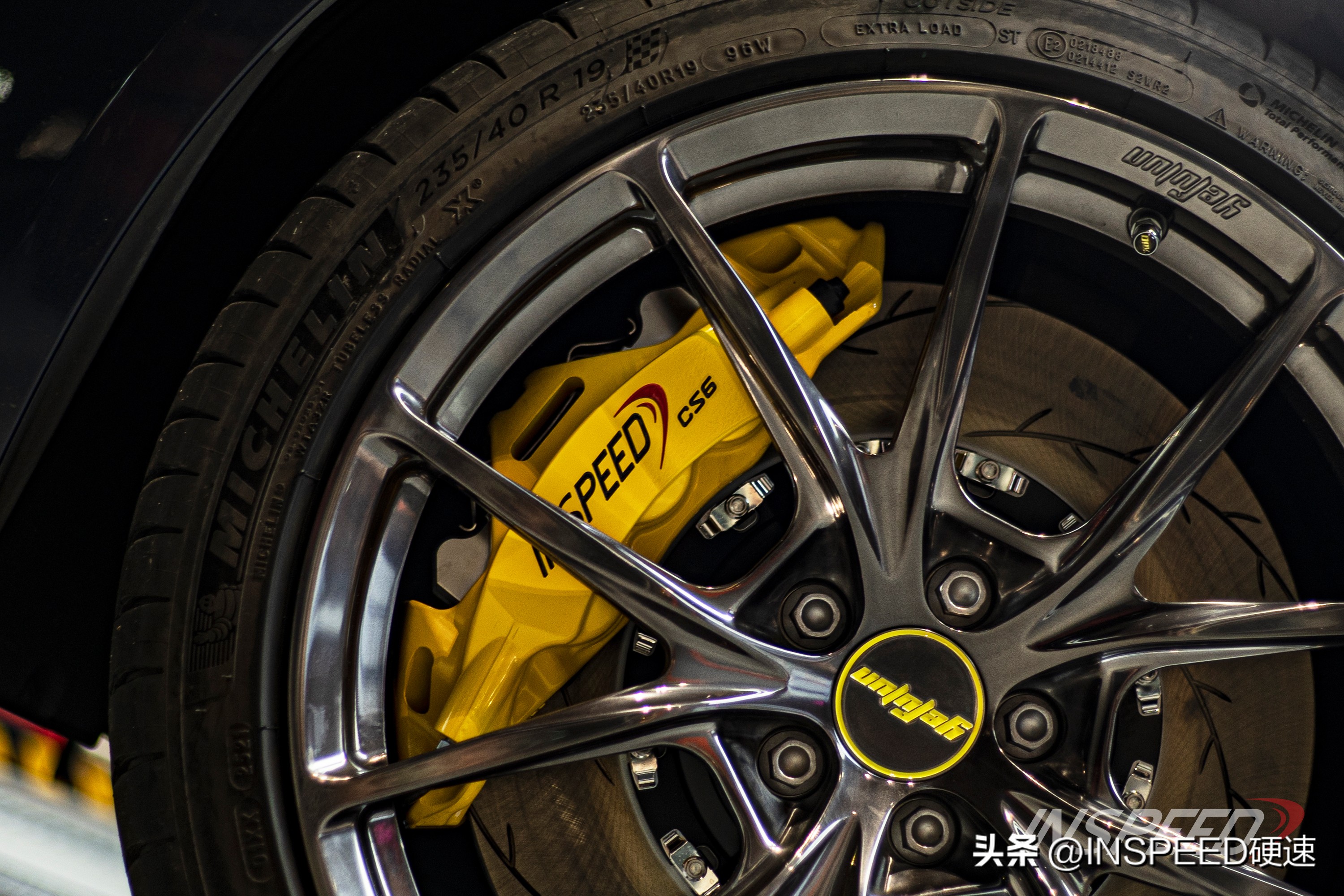 男孩过生日女孩送了一辆奥迪,男孩过生日女孩送车