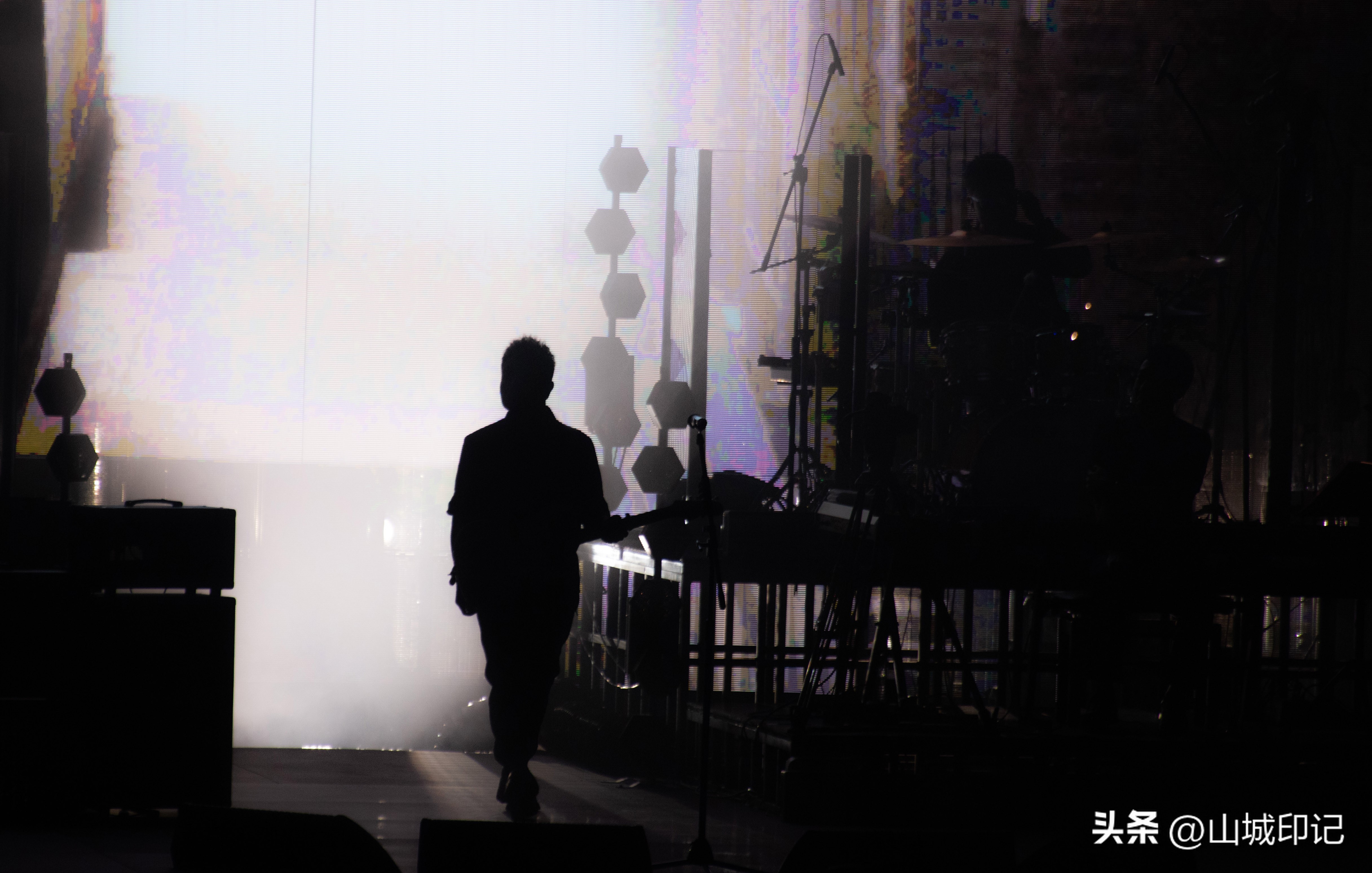 许巍无尽光芒演唱会重庆站故乡,归来依旧少年完整视频