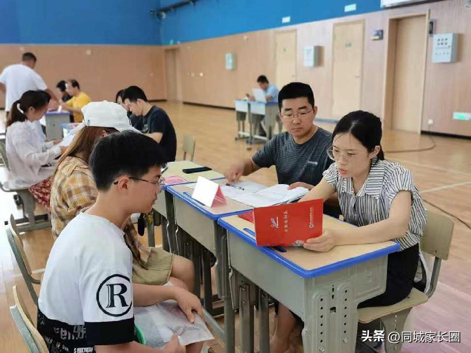 初中报名，“家门口的学校”成了香饽饽