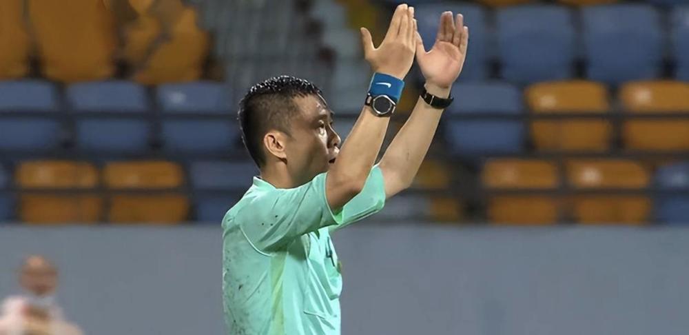 威慑感十足的足球裁判,足球裁判你说尴尬不尴尬