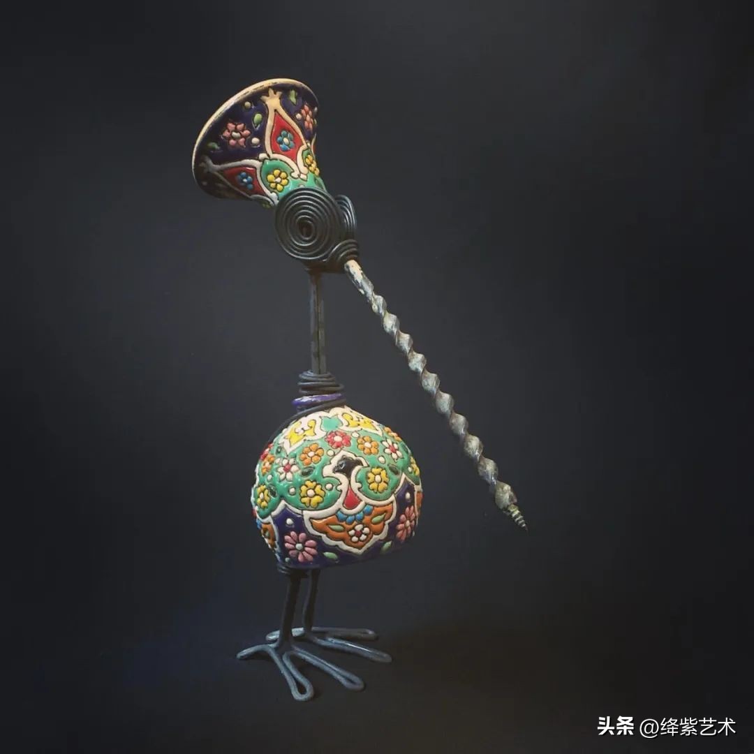 他用一把废剪刀和几根细铁丝，制作异域风格雕塑，效果出奇地好