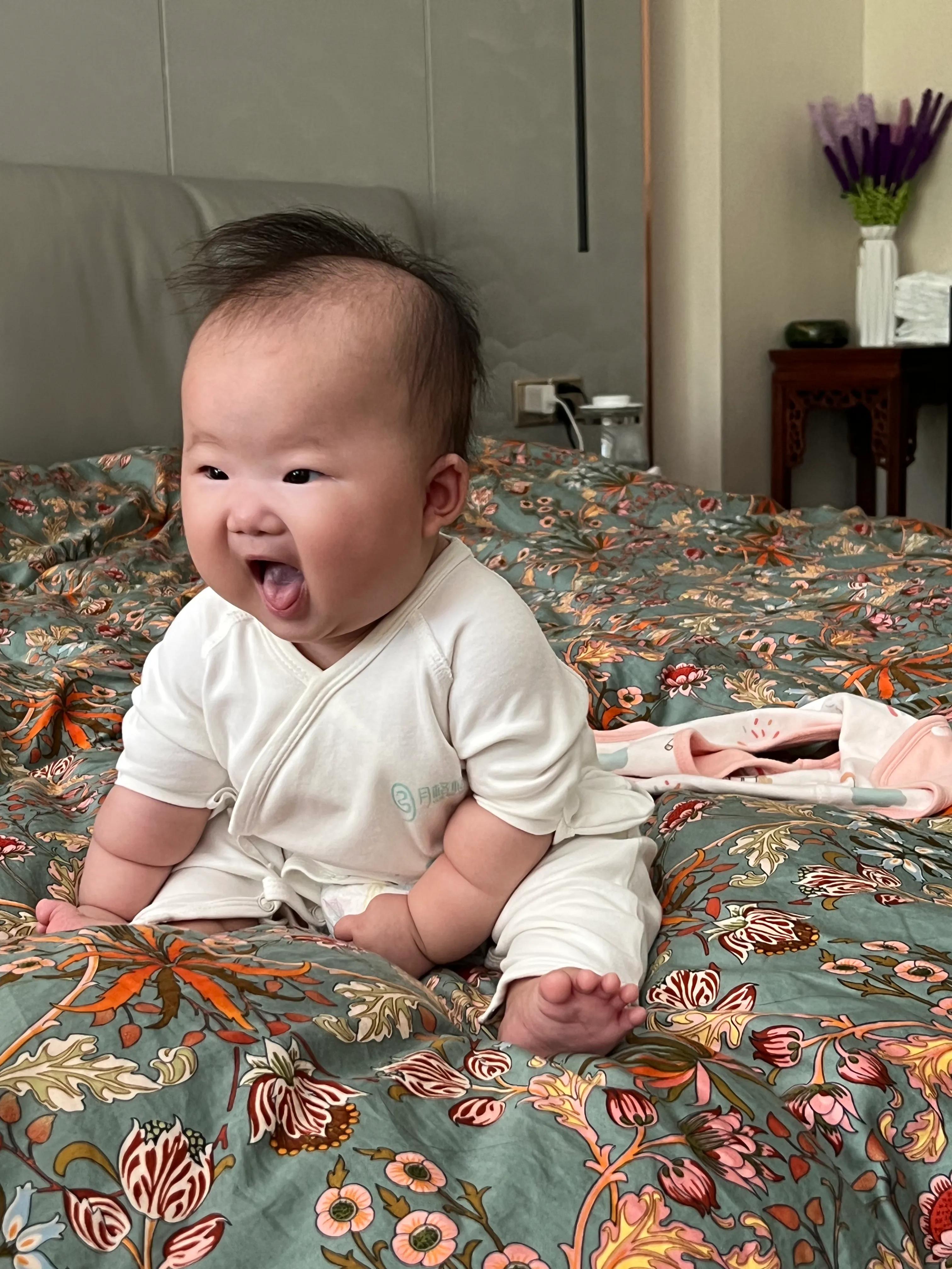 闺女四个月了头发还少得可怜，妈妈傻眼：现在剃胎毛还来得及吗？