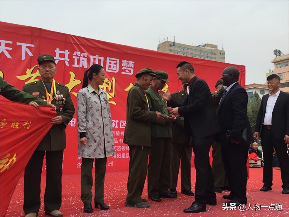 爱心企业家捐赠路灯照亮家乡路,爱心企业家乡村振兴